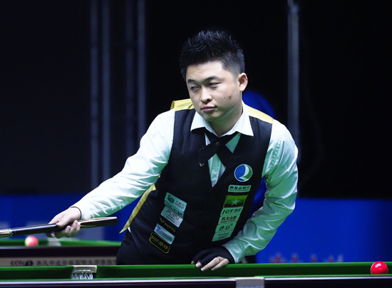 迫使其陷入 迫使其陷入